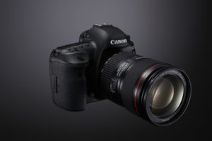 Canon EOS 5D Mark IV na oficiálním snímku. Foto: Canon.cz