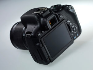 Canon EOS 750 D nemá kolečko rychloovladače na zadní straně, což je funkce, která se zkušenějším fotografům opravdu hodí. Foto: Canon.co.uk