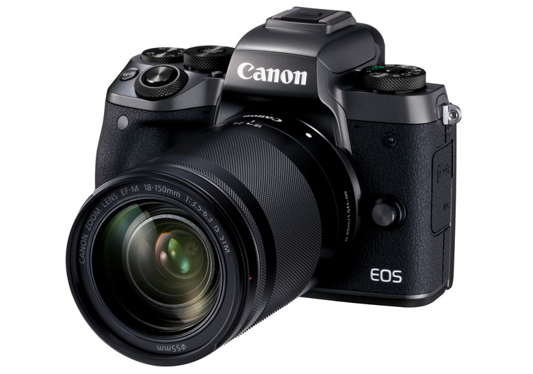 Canon EOS M5 na oficiálním snímku s univerzálním objektivem 18-150 mm. Foto: Canon.cz