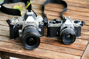 Tak co, který se vám líbí víc? Marná sláva, Nikon FM2 (napravo) je menší, kovovější a - inu - mnohem hezčí...