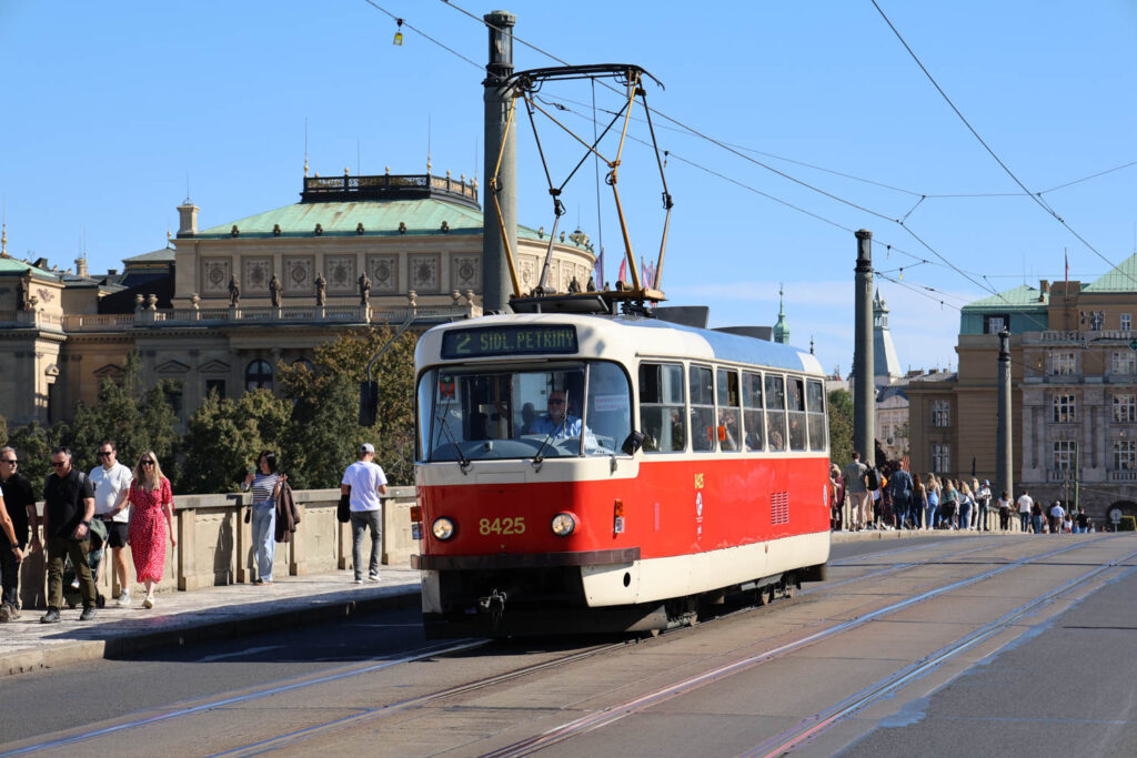Canon R8 Mark II - recenze - Praha - tramvaj