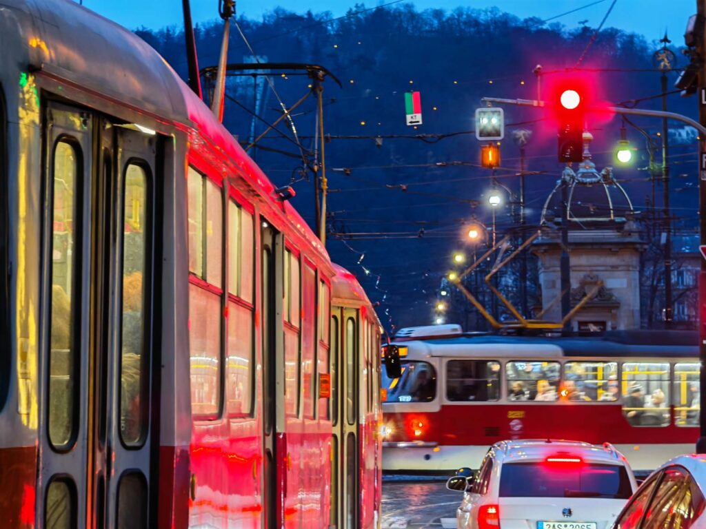 Honor Magic V5 recenze - Praha v noci