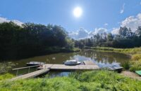 Pohled na řeku s lodí, Lotyšsko - recenze Xiaomi 14