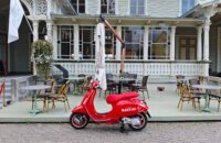 Město Haapsalu po dešti, Estonsko - recenze Xiaomi 14