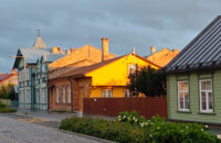 Město Haapsalu po dešti, Estonsko - recenze Xiaomi 14