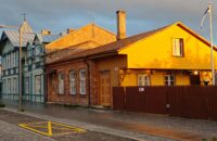 Město Haapsalu po dešti, Estonsko - recenze Xiaomi 14