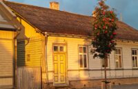 Město Haapsalu po dešti, Estonsko - recenze Xiaomi 14