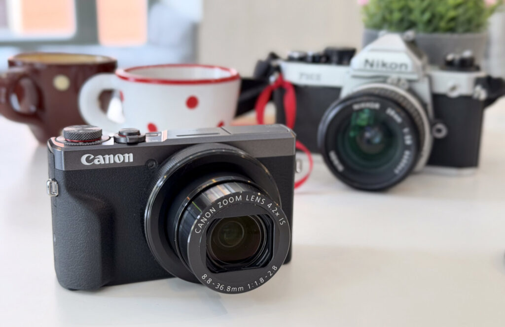 Canon PowerShot G7 X Mark III recenze 2026 - foťáky v kavárně