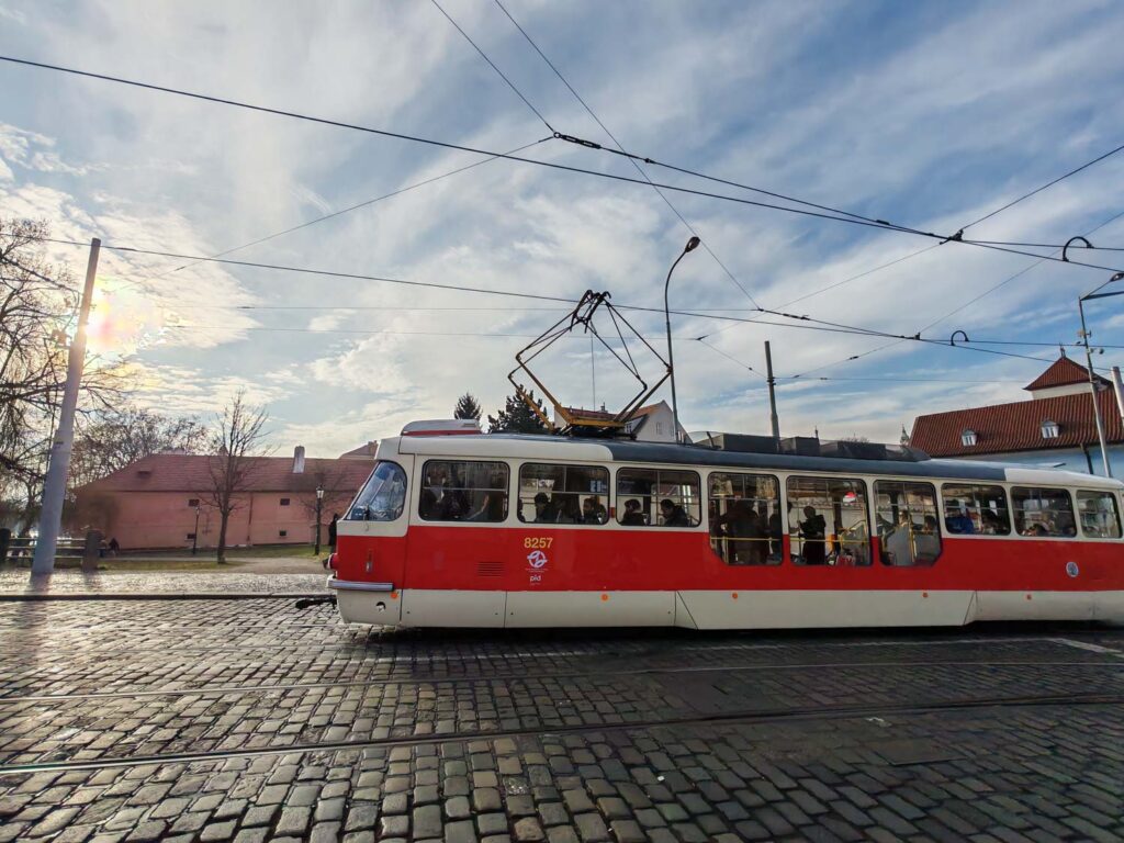 Honor 400 - recenze - Praha - tramvaj