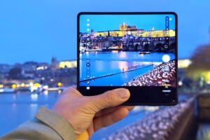 Honor Magic V5 při testech v Praze.