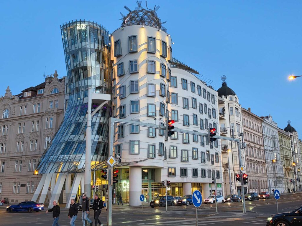 Samsung Galaxy S26 Recenze - tančící dům