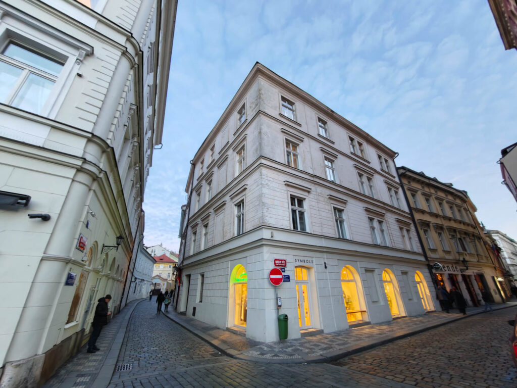 Recenze Xiaomi 17 Ultra - noční Praha - ulice