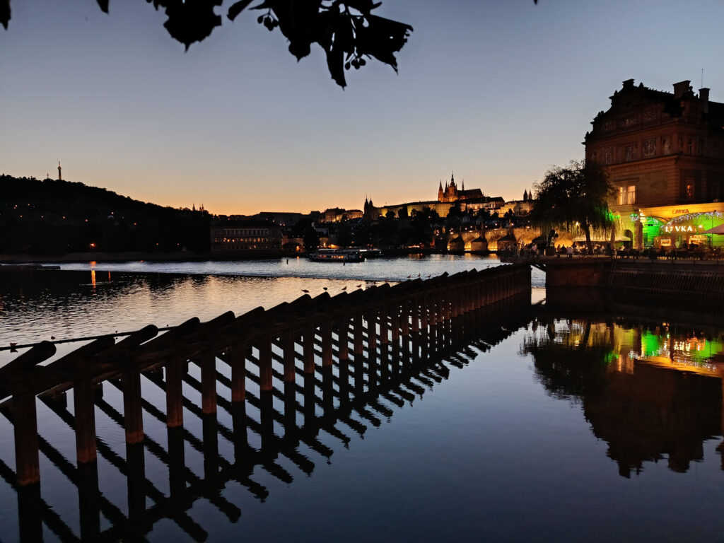 Xiaomi Redmi Note 14 - Praha v noci